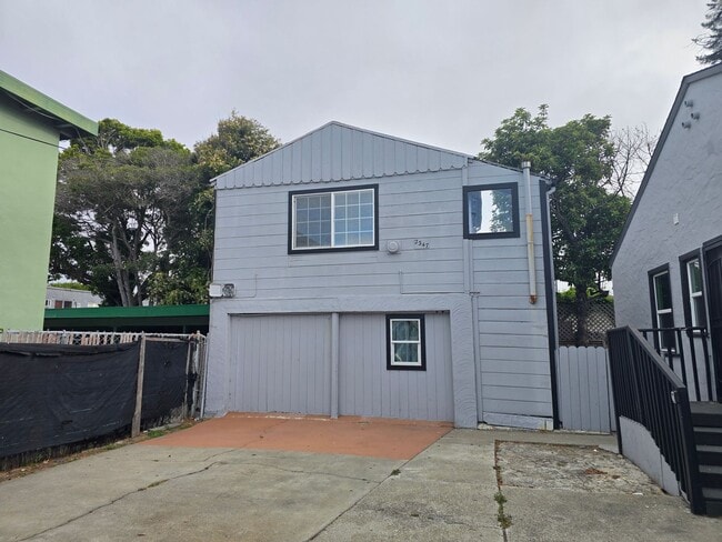 Foto del edificio - 2349 Roosevelt Ave