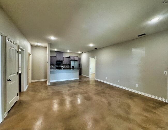 Building Photo - 406 E China St