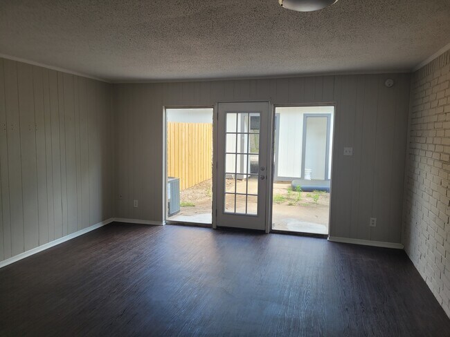 Building Photo - 703 W Tyler St