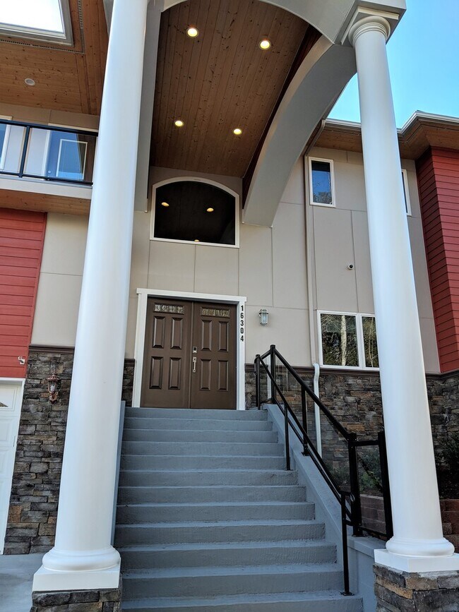 Building Photo - Luxury Home Near Microsoft