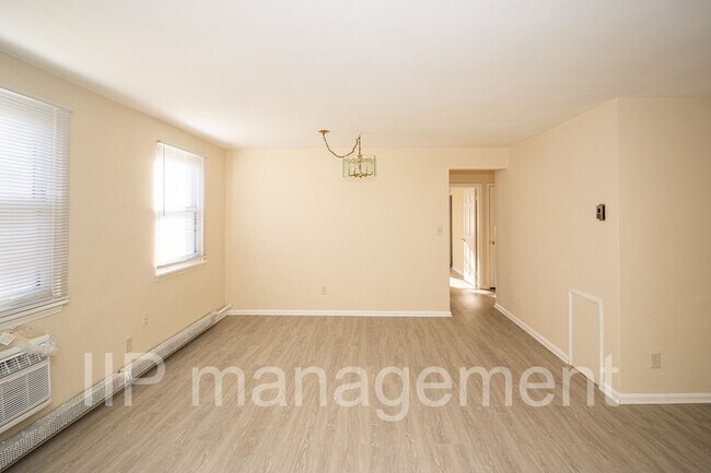 Foto del edificio - Spacious 2 BR 1BA Condo in South Euclid - ...