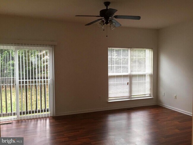 Building Photo - 932 Persimmon Pl