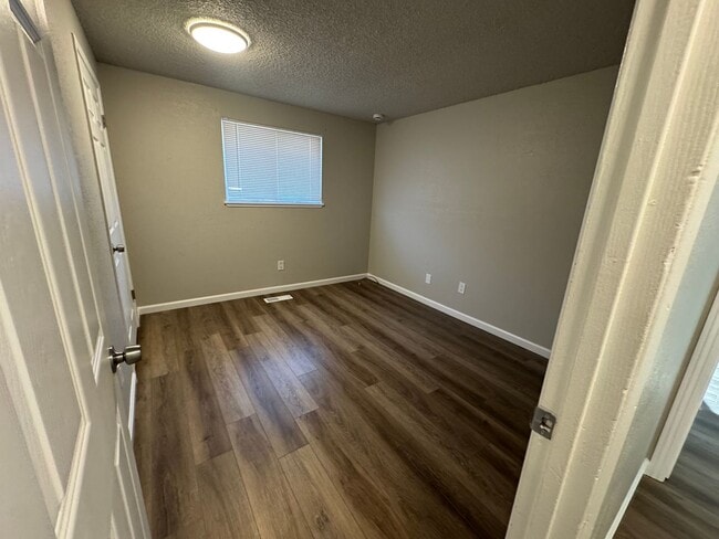 Foto del edificio - 3 bedroom, 2 bath, two car garage in Stead- pets welcome!