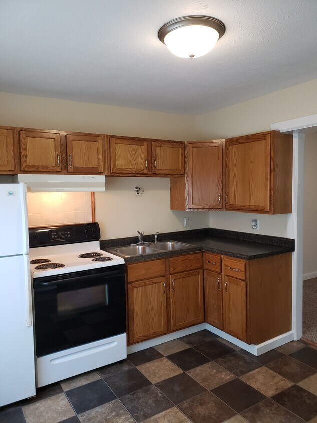 Kitchen - Lots of Cabinet & Counter Space - 1127 North St