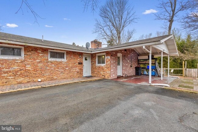 Building Photo - 9920 Pinehurst Ave
