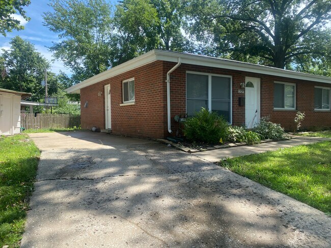 Foto del edificio - 30 Woodlawn Dr