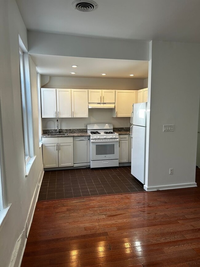 Building Photo - Newly Renovated 2 Bedroom 1 Bath -- Fabric...