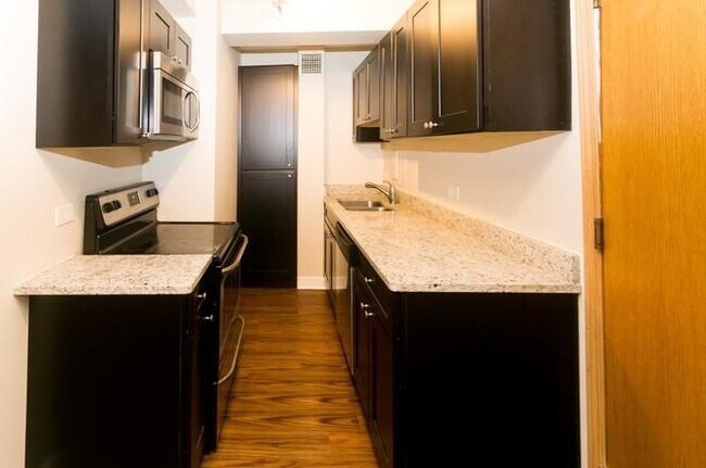 Foto del edificio - 4180 N Marine Dr
