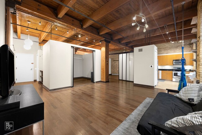 Foto del edificio - Lakefront Loft in a Historical Building wi...