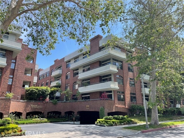 Foto principal - 200 N Swall Dr