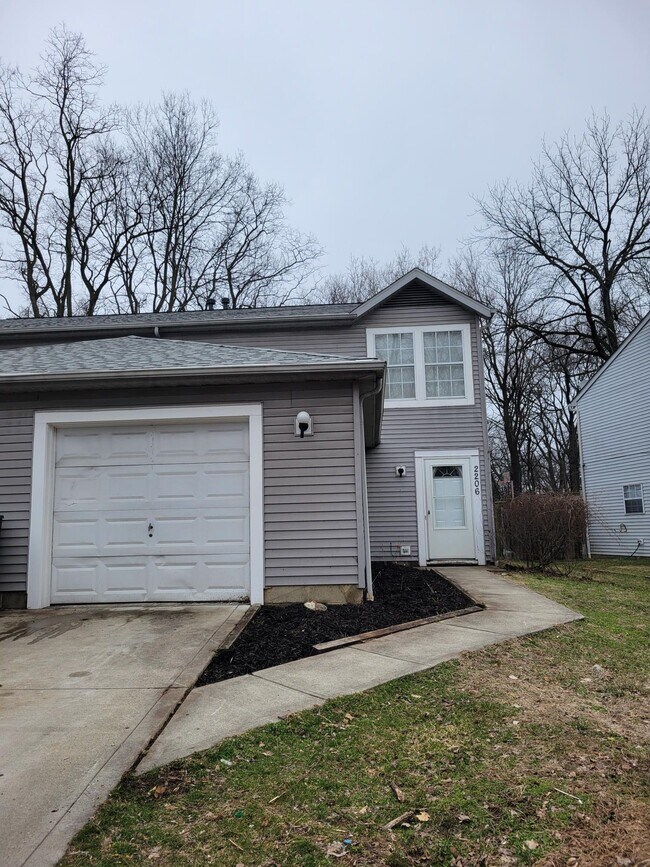 Foto del edificio - 2206 Big Tree Dr