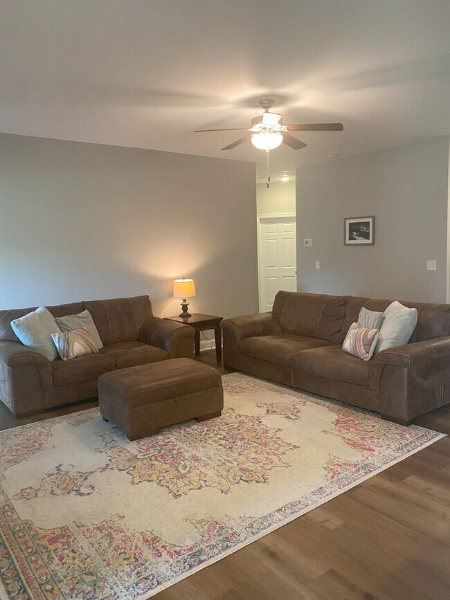 Building Photo - 3 Bed/3 Bath with 2 Bonus Rooms!!!