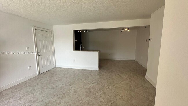 Building Photo - 450 Palm Cir W