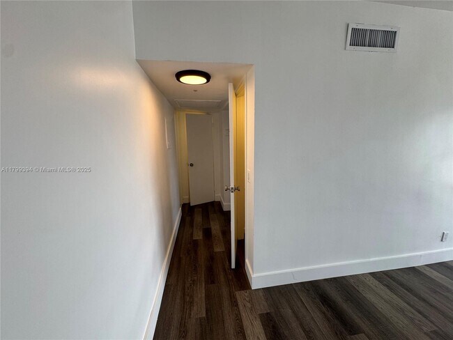Building Photo - 9700 W Bay Harbor Dr
