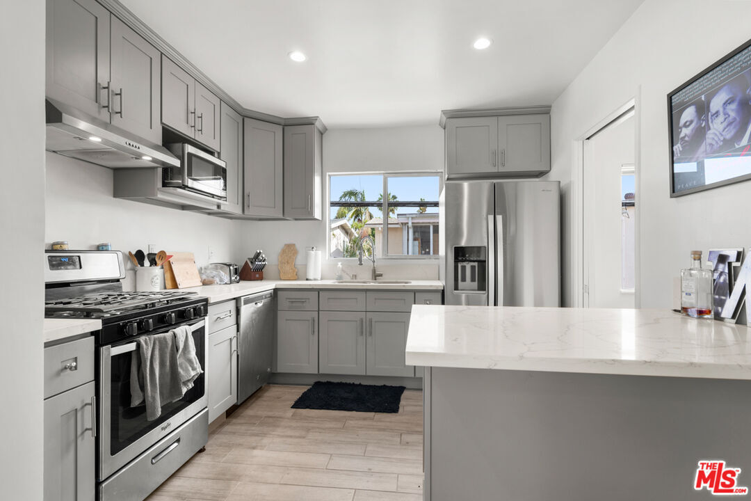 Foto principal - 1028 E 3rd St