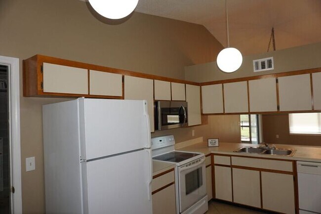 Building Photo - 2 Bedroom Lake Mandarin Waterfront Townhome
