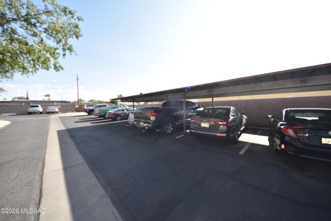 Foto del edificio - 8080 E Speedway Blvd