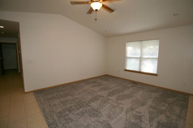 Building Photo - 3 Bedroom on a Large Corner Lot!   OAKWOOD...