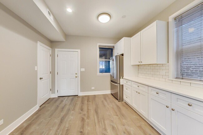 Building Photo - 1807 N Hermitage Ave