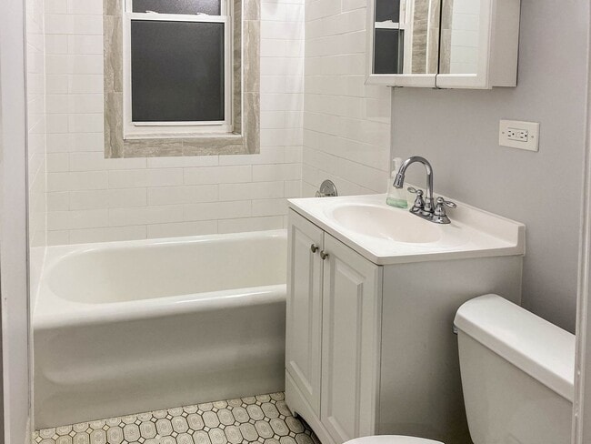 Building Photo - 3709 N Sheffield Ave