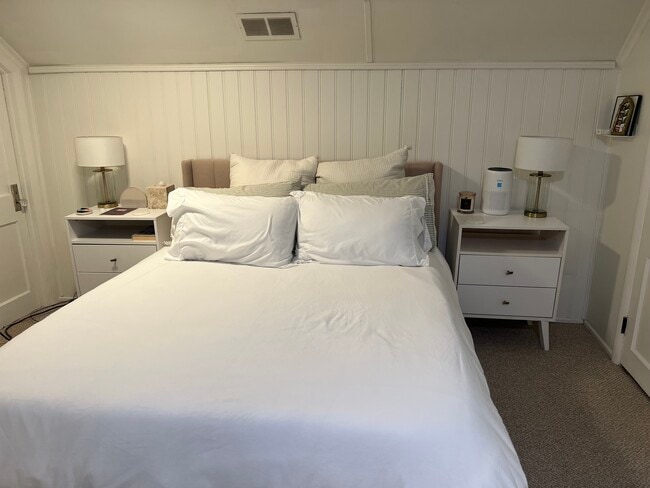 Bedroom (queen size bed) - 209 10th St NE