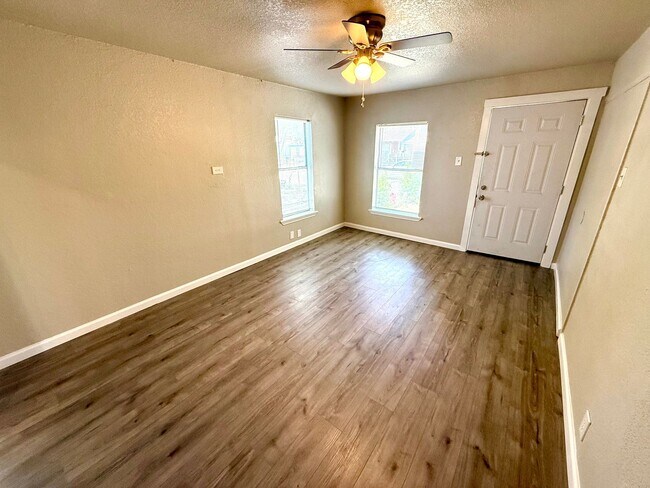 Building Photo - **APPLICATION RECEIVED** **MOVE IN SPECIAL...