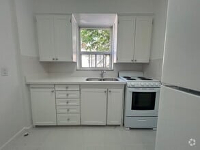 Building Photo - 1299 Bayview Av