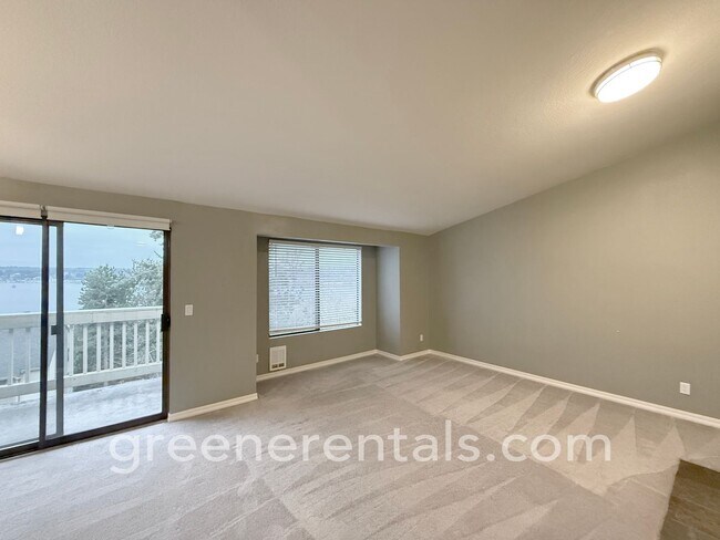 Foto del edificio - 2BR/1.5BA 3rd Floor Condo Overlooking Sinclair Inlet
