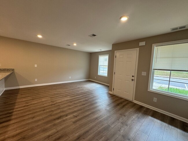 Building Photo - 213 Mountaindale Dr