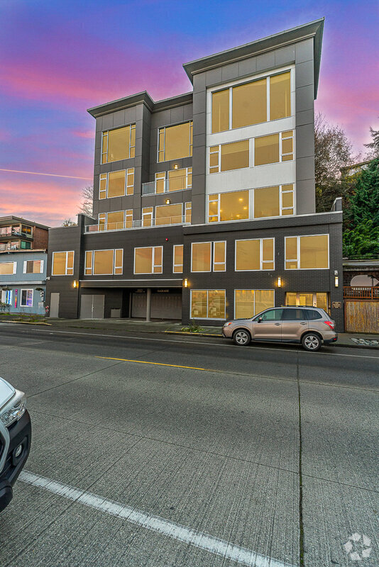 Building Photo - 1709 Harbor Ave SW