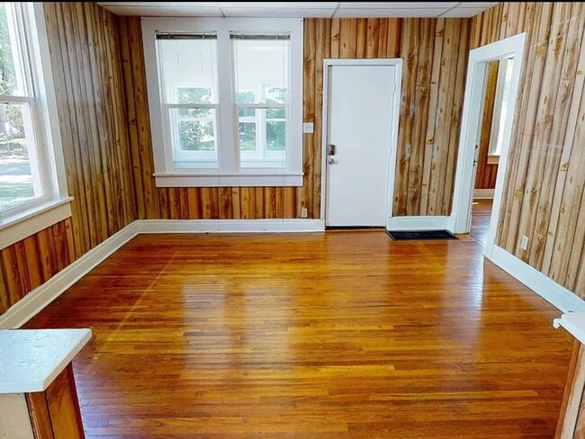 Foto del edificio - 3 bedroom 1.5 bath house - Now available for the 2026/2027 lease term!