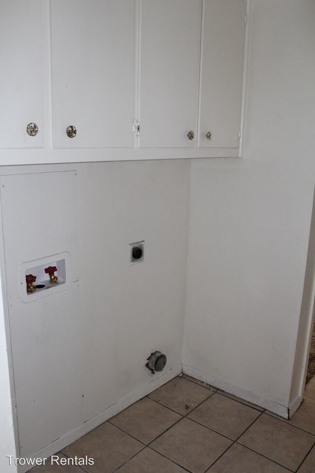 Building Photo - 2700 Fair Palms Pl