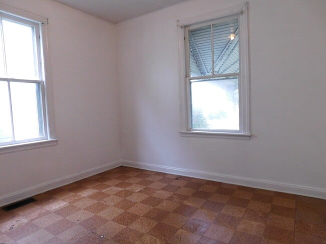 Building Photo - Three Bedroom - One Story House for Rent!