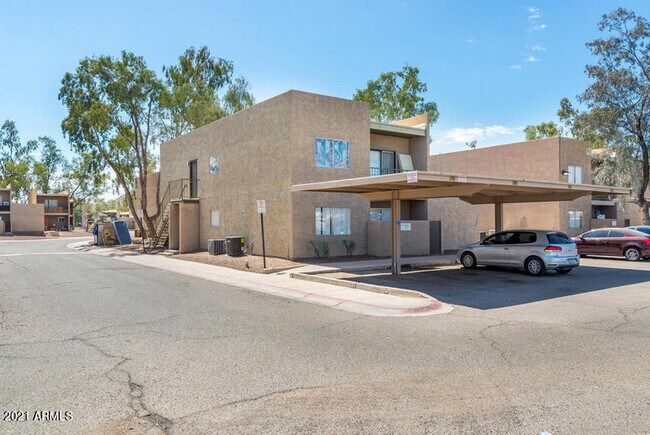 Building Photo - 2825 E Paradise Ln