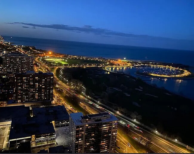 Foto del edificio - 655 W Irving Park Rd