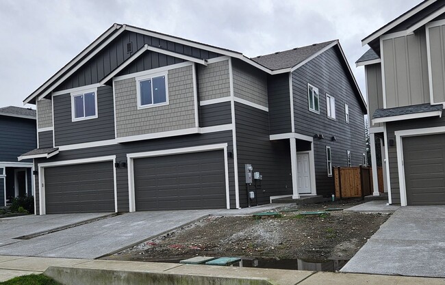 Foto del edificio - Brand New 4-Bedroom Duplex for Rent in Lacey!