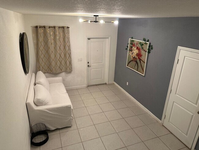 Building Photo - 3 Bedroom Townhome in Homestead