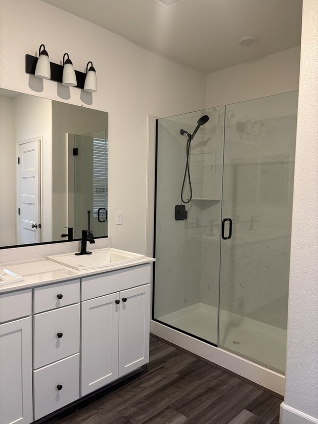 Building Photo - Beautiful 3 Bedroom 2 Bathroom Home