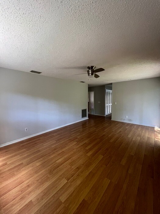 Building Photo - Lovely Golf Community Home