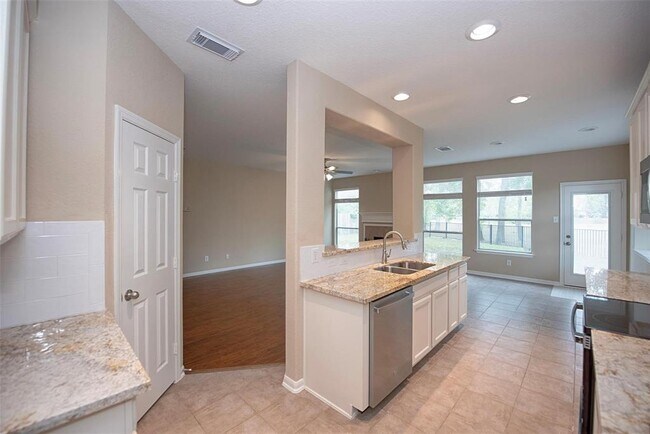 Building Photo - 10411 Village Lake Dr