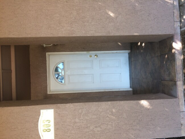 Foto del edificio - 803 Navajo Ln