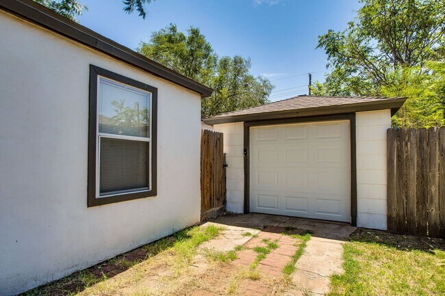 Building Photo - Pre-leasing for July!