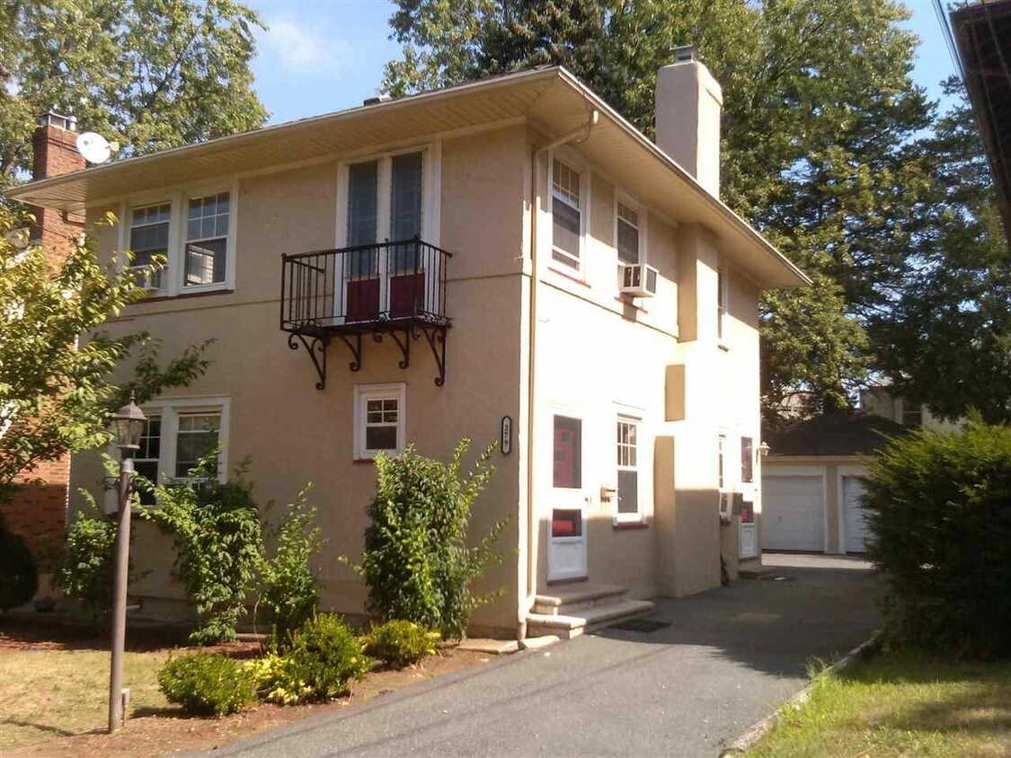 Multi-family home in a great neighborhood. - 279 Feronia Way