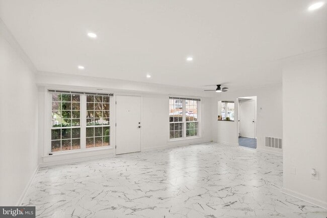 Building Photo - 1949 Kennedy Dr