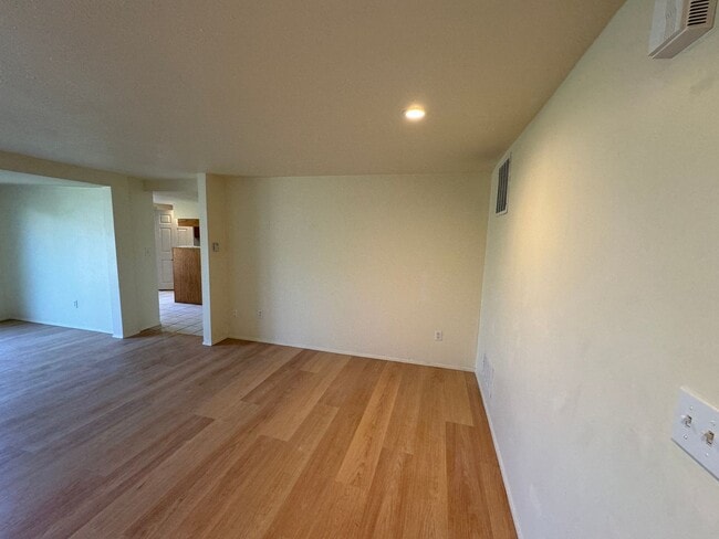 Building Photo - 1048/A/