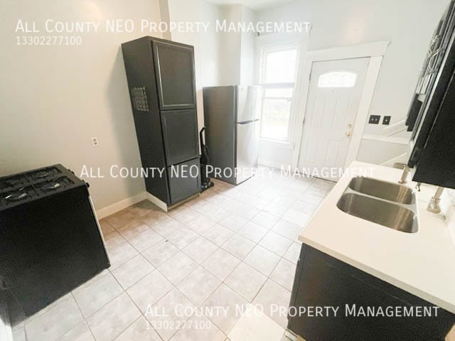 Building Photo - 1852 W 45th St