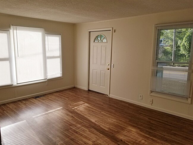 Building Photo - 2 br, 1 bath Duplex - 100 Leonard St NE # 1