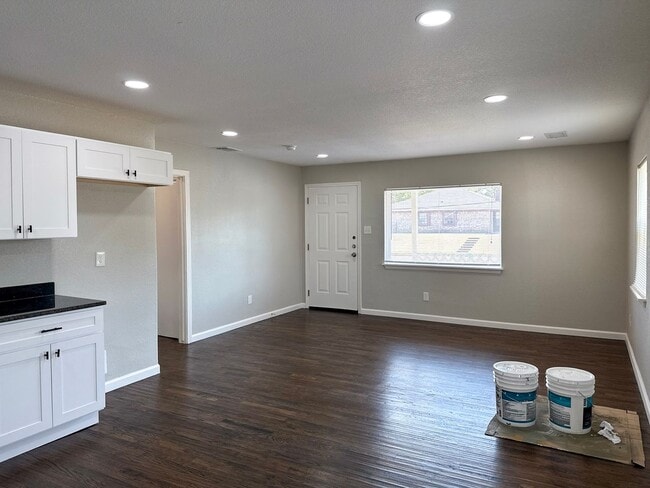 Foto del edificio - 2 Bed / 1 Bath / Detached Garage