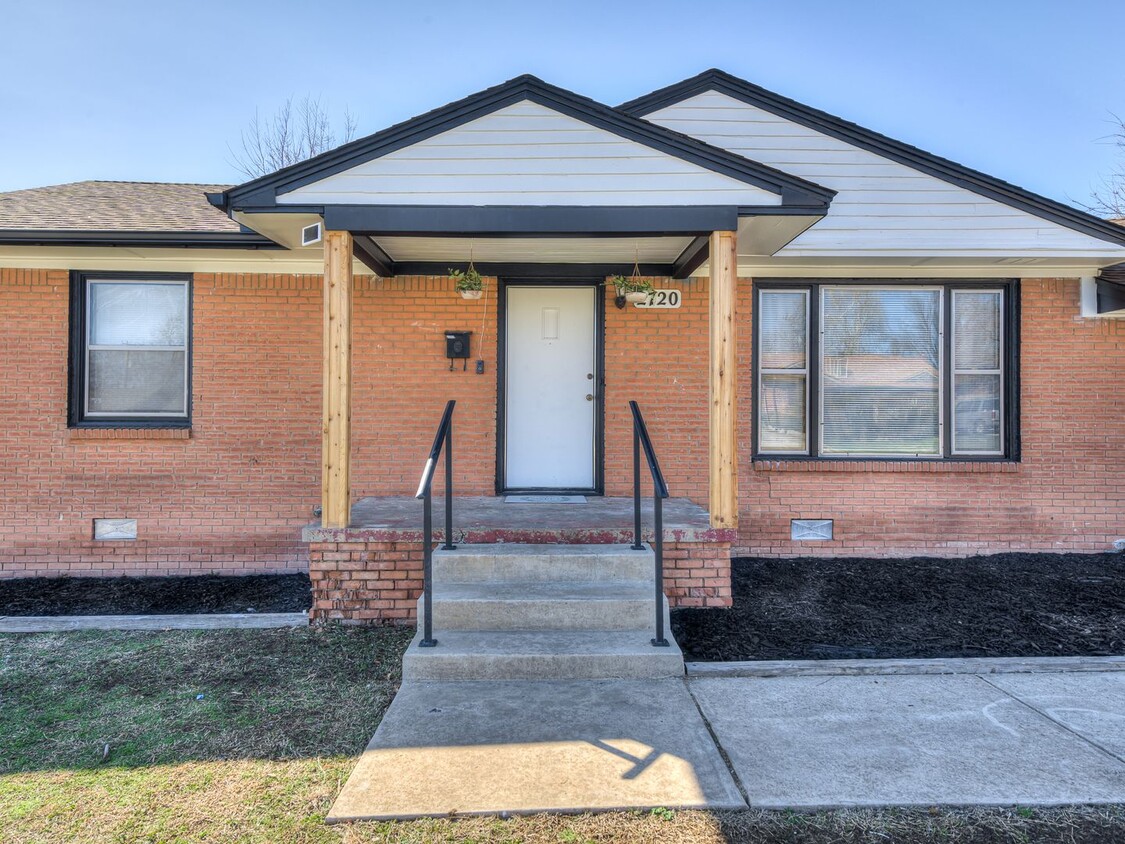 Primary Photo - Remodeled bungalow near Nichols Hills