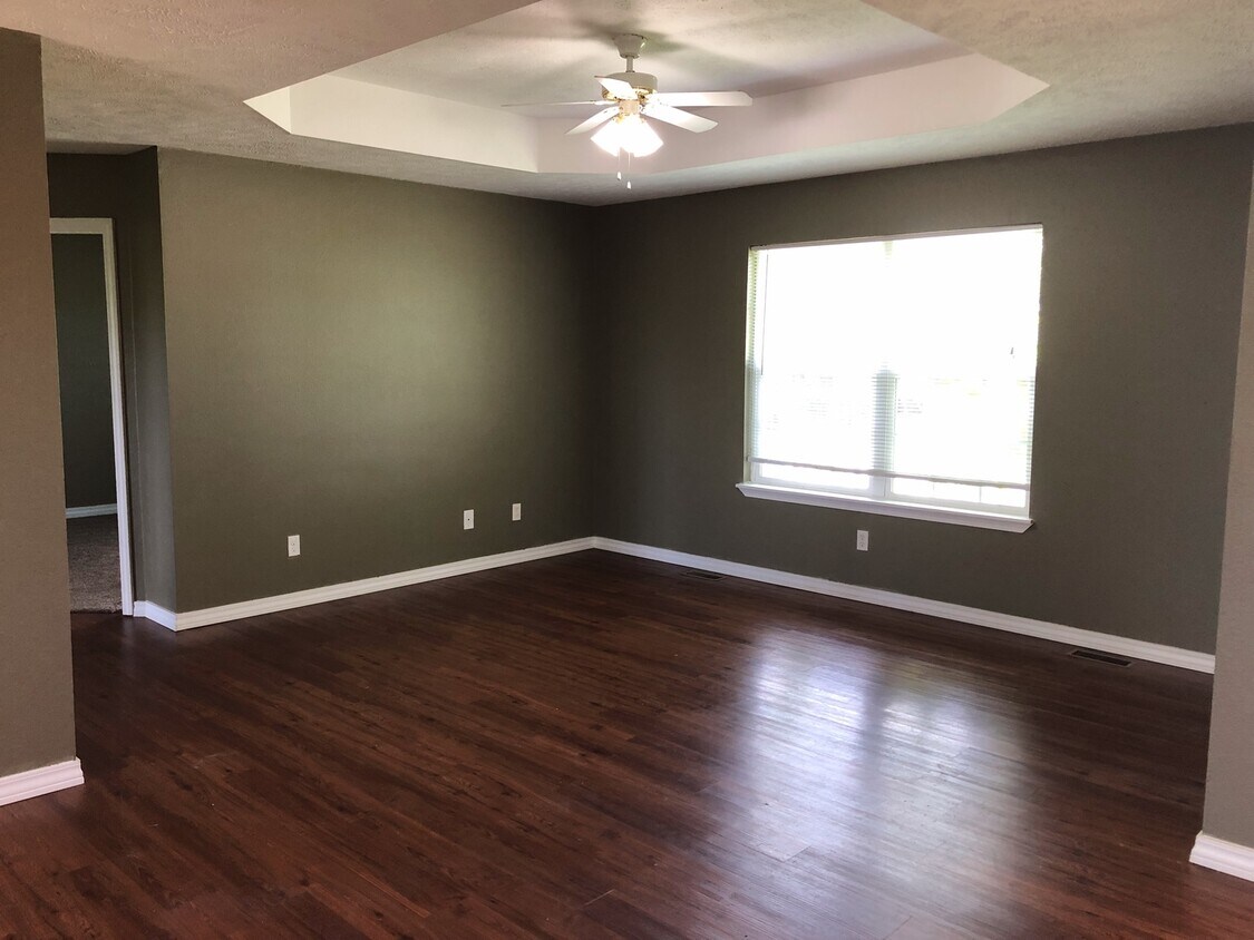Primary Photo - Beautiful Nixa Home